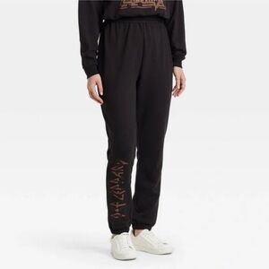🔴 NWT Women's Def Leppard Graphic Jogger Pants - Black Leopard Print - Small